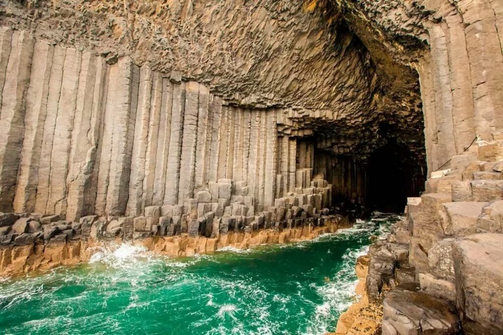 Staffa - "Island of columns", which according to the legends of the Vikings was built by giants 10