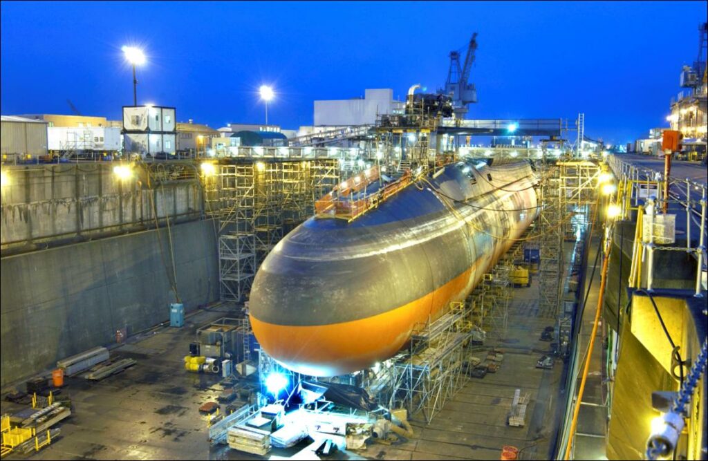 Submarine USS Ohio, the first in its class of submarines. The seemingly monolithic bow part of the hull is a huge casing of the AN / BQR-19 sonar. Much of it is made of soft materials like neoprene and special rubber / © US Navy photo by Wendy Hallmark
