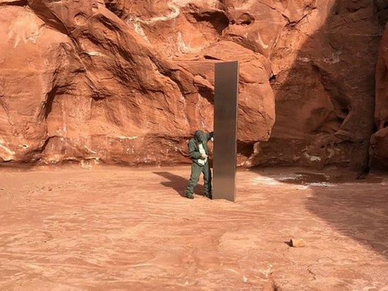 A mysterious metal monolith found in the Utah desert canyon 1