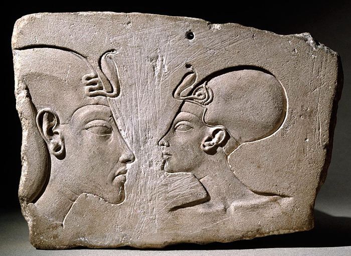 How Nefertiti's husband fought with the gods, the traditional role of the pharaoh and the canon in art: 20 years of Akhenaten's rebellion 8