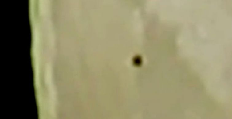 Black UFO flew near the moon (VIDEO) 36