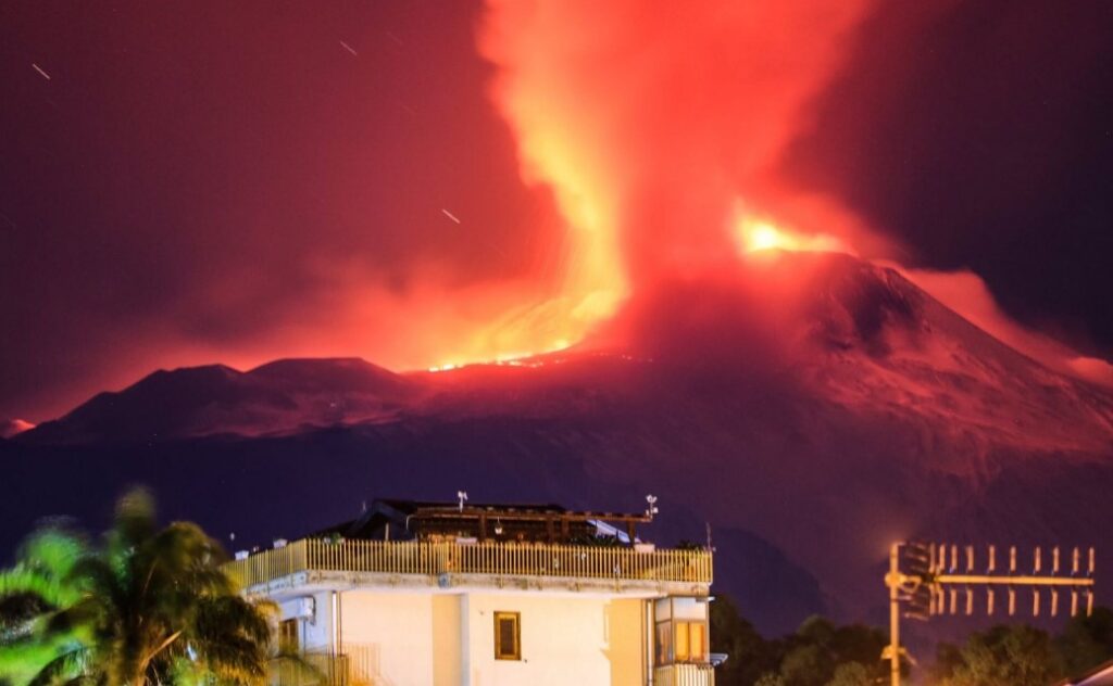 Etna volcano erupts in Sicily with 100 meters high lava fountains 9