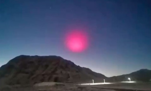A giant pink ball cloud appeared over the site of a meteorite in China 2