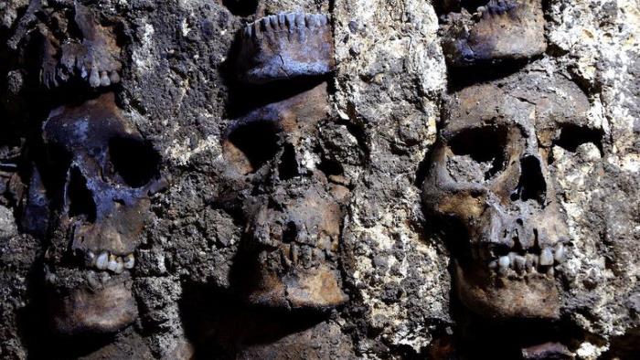 Archaeologists find a "wall of skulls" in Mexico City, the remains of captives and sacrifices to the Aztec god 3