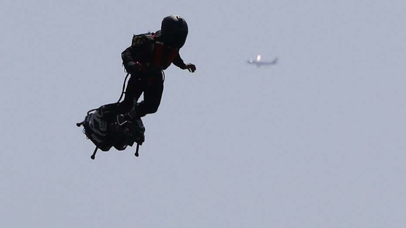 The mystery of the “Mandalorian” with a Jetpack flying behind a plane is revealed 1