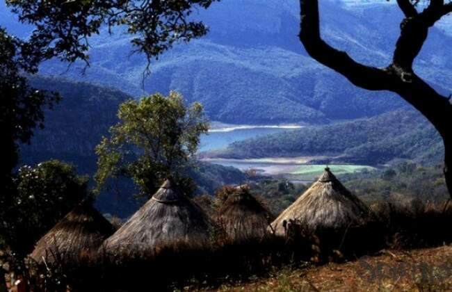 Mysterious Lake Funduji: why you can't take water from this African lake 2