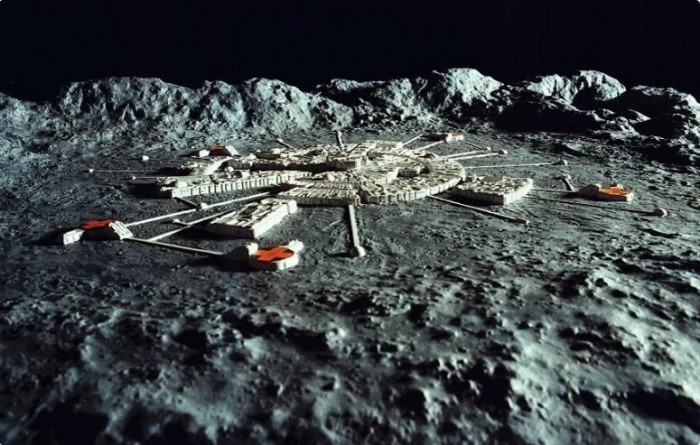 The far side of the moon - alien bases or an ancient astronaut's cemetery? 1