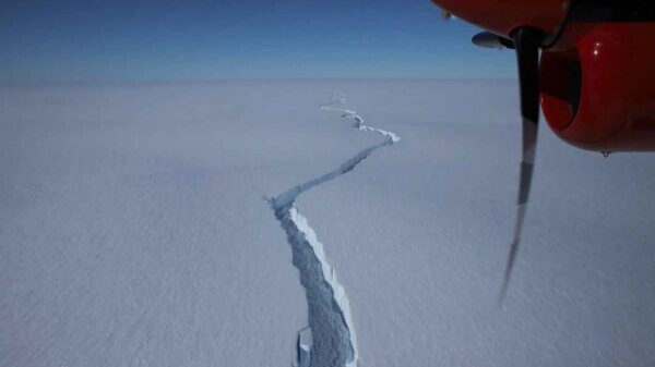 What is going on with the giant, hundred-kilometer crack in the Antarctica glacier? 17