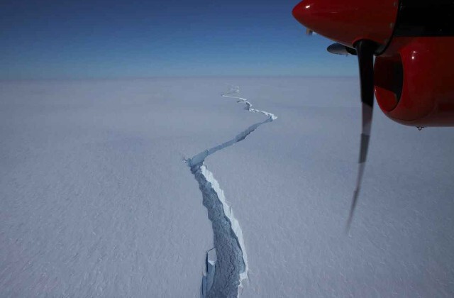 What is going on with the giant, hundred-kilometer crack in the Antarctica glacier? 1