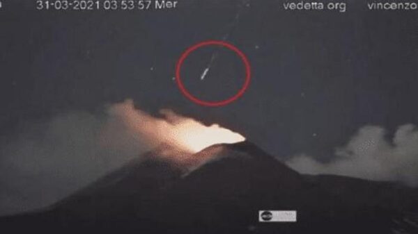 Luminous objects detected over Popocatepetl and Etna volcanos 30