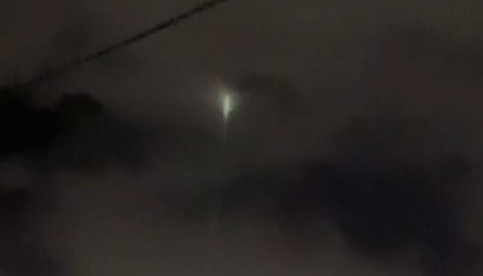 Popular Tik Tok blogger filmed a mysterious object, frozen in the sky 1