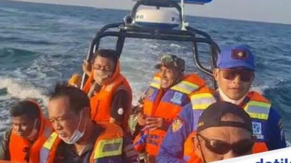 Strange things in Indonesia: Mysterious object fell from the sky and crashed into the sea 14