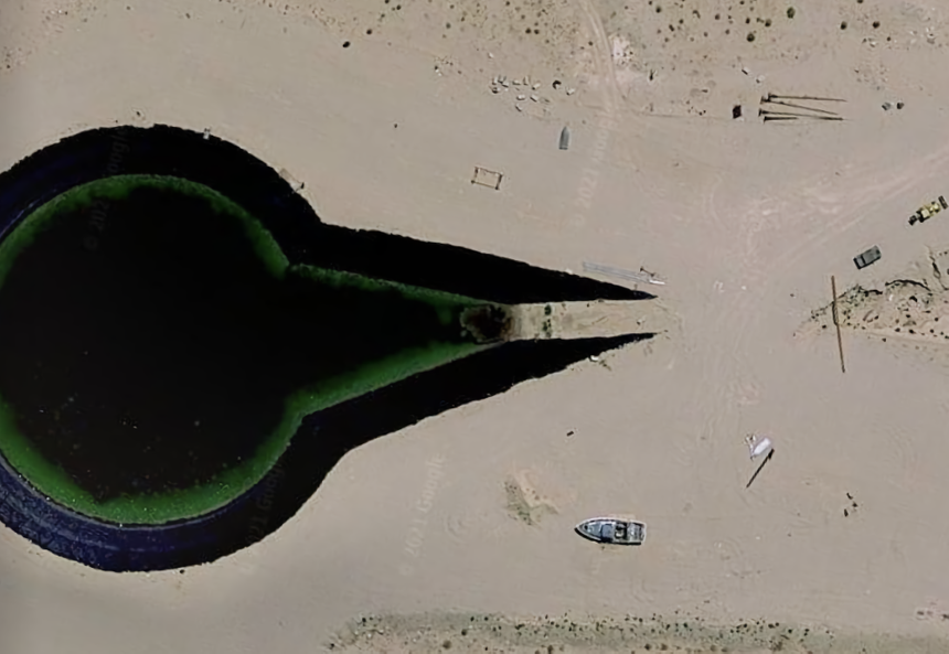 "Crashed UFO" surrounded by tanks found on Google maps 1