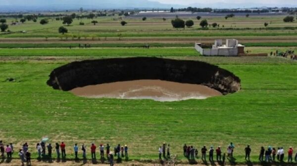 A giant sinkhole formed in Mexico and continues to grow, expanding dozens of meters every day 21