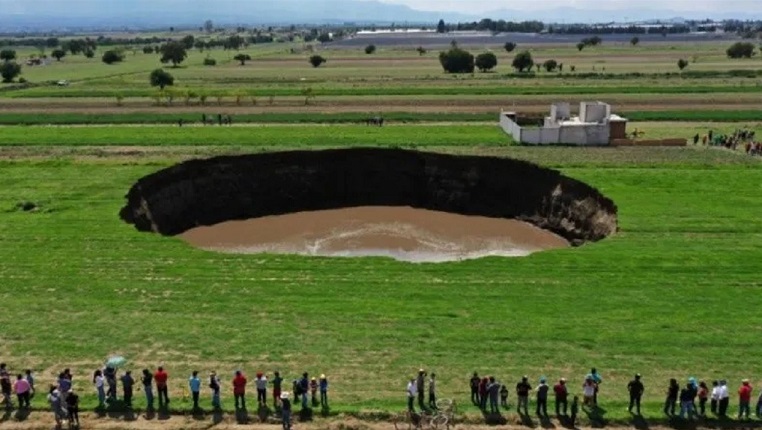 A giant sinkhole formed in Mexico and continues to grow, expanding dozens of meters every day 1
