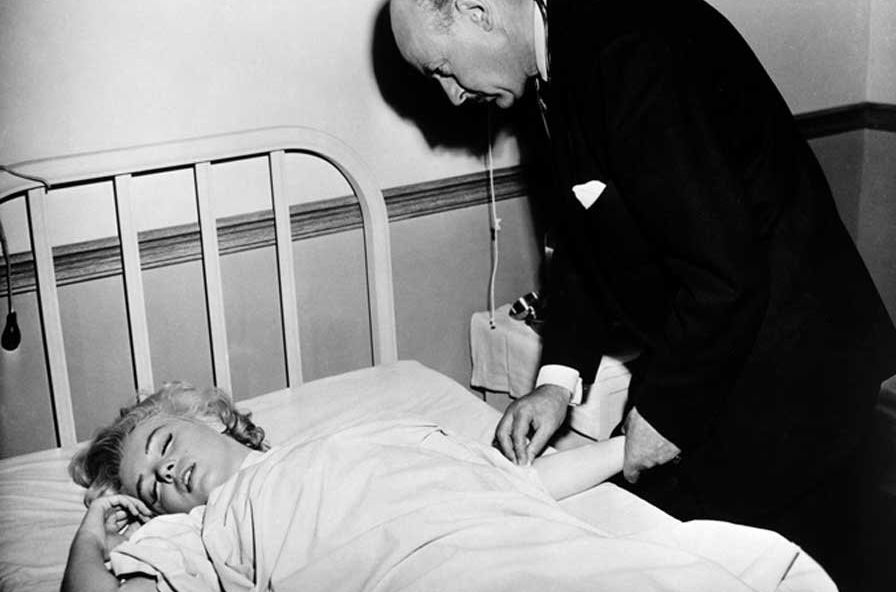 The death of the legendary actress Marilyn Monroe associated with aliens and John F. Kennedy 1