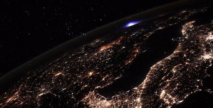 Blue flash in the atmosphere over Europe. An astronaut from the ISS took a photo of an unusual phenomenon 1