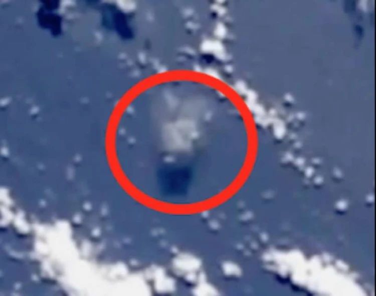 A window has opened in the sky over the USA: Eyewitnesses capture a square UFO 4