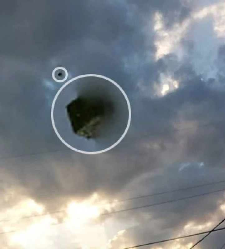 A window has opened in the sky over the USA: Eyewitnesses capture a square UFO 5