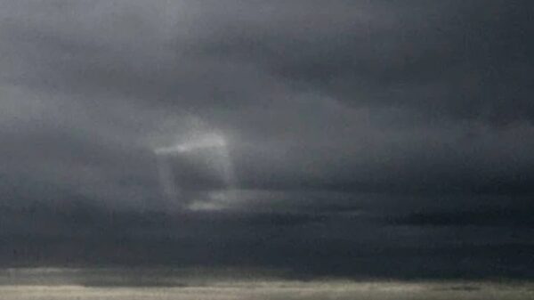 A window has opened in the sky over the USA: Eyewitnesses capture a square UFO 5