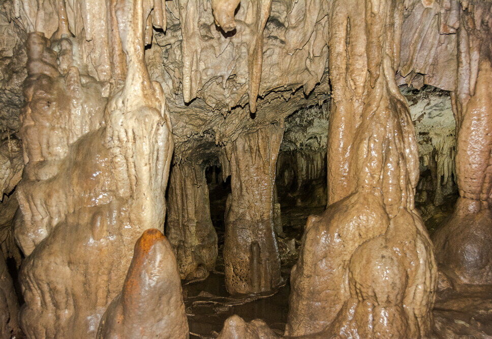 Cavernas onde se escondem humanóides.