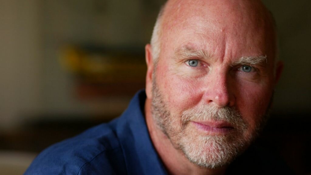 Craig Venter b. 1946, US-amerikanischer Genetiker, Biotechnologe, Biochemiker und Unternehmer. Anerkannt als einer von zwei Schlüsselfiguren bei der Entschlüsselung des menschlichen Genoms, im Wettbewerb mit dem staatlichen Projekt "Human Genome".