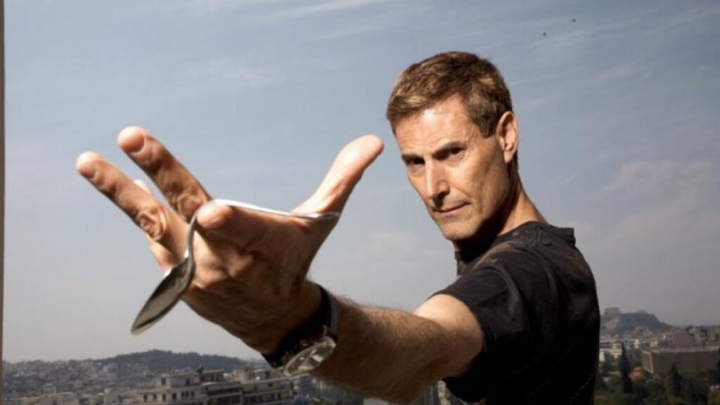 Illusionist Uri Geller said in an interview with The Sun: "I saw a UFO wreckage. Our UFO Movies Will Become Reality" 1