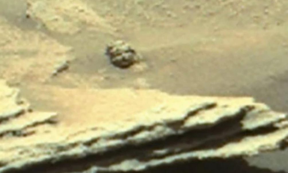 Statues, UFOs and some kind of lights. Red Planet's curious sights on the ground and in the sky 1
