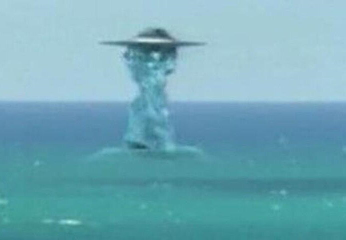 1983 kollidierte die US-Marine bei Übungen im Atlantik mit nicht identifizierten untergetauchten Objekten. Was sind sie geworden? 3 Vielleicht werden sie vom Wasser angezogen?