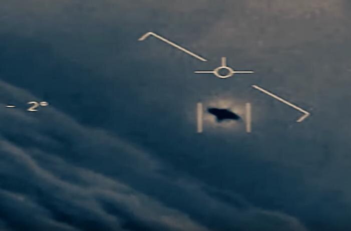 НЛО вылетел из воды и попал в поле зрения пилота во время военных учений. 