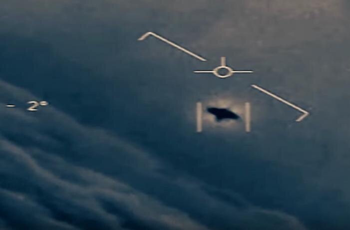 1983 kollidierte die US-Marine bei Übungen im Atlantik mit nicht identifizierten untergetauchten Objekten. Was sind sie geworden? 6 Das UFO-Objekt flog während einer Militärübung aus dem Wasser und geriet in das Sichtfeld des Piloten.