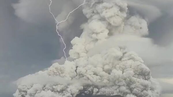 600,000 lightning strikes: Unprecedented electric rampage was recorded during the eruption of the Tonga volcano 35