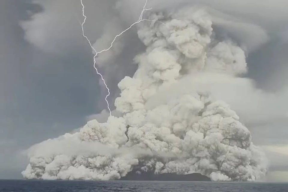 600,000 lightning strikes: Unprecedented electric rampage was recorded during the eruption of the Tonga volcano 1