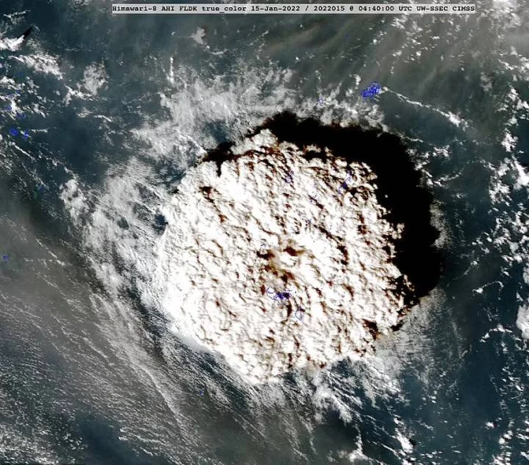 Eine Aschewolke über dem Pazifischen Ozean, die infolge des explosiven Ausbruchs von Hunga-Tonga-Hunga-Haapai entstanden ist: Aufnahme vom 15. Januar 2022 vom Satelliten Himawari-8.