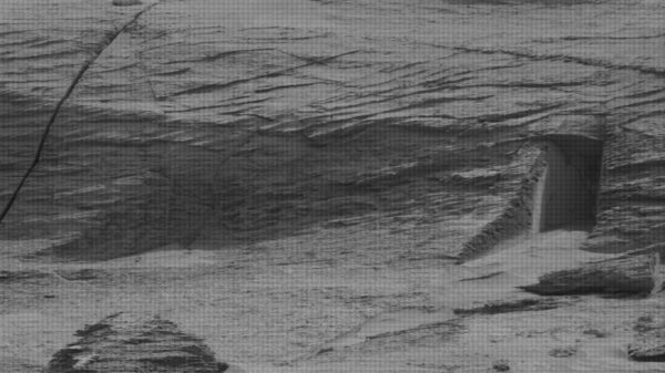 Sol 3466: An entrance to a secret underground tunnel has been found on Mars 11