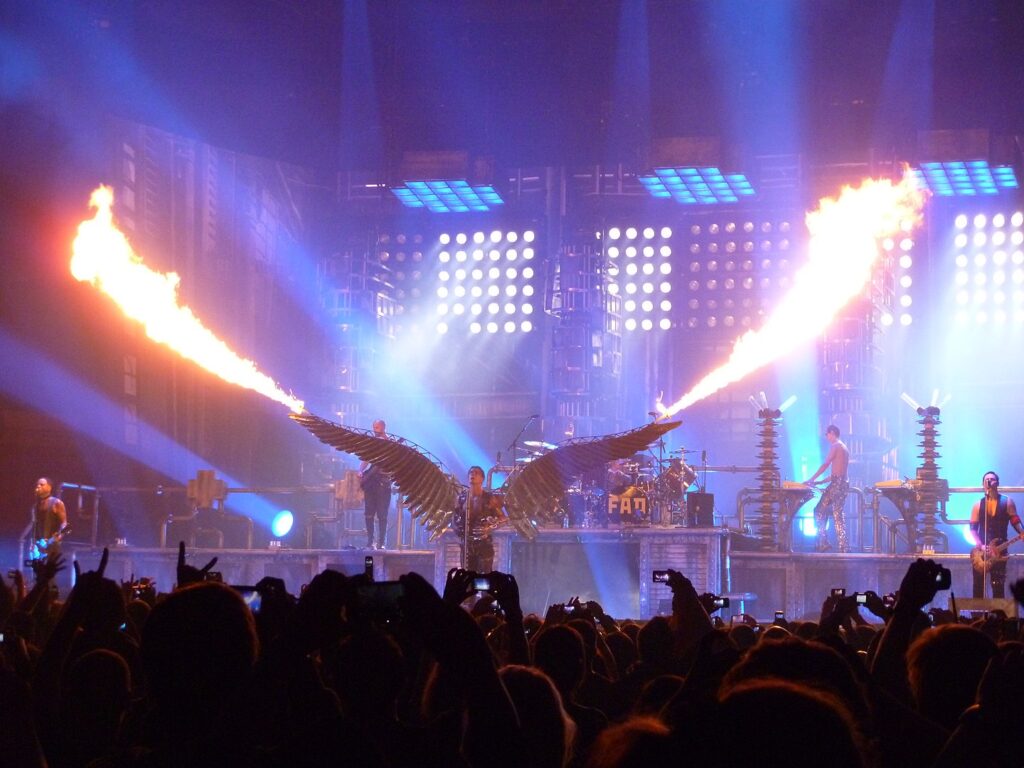 Das Rammstein-Konzert verursachte eine mächtige Anomalie auf Quantenebene und veränderte die Realität in Deutschland 3 Das Rammstein-Konzert verursachte eine mächtige Anomalie auf Quantenebene und veränderte die Realität in Deutschland 1