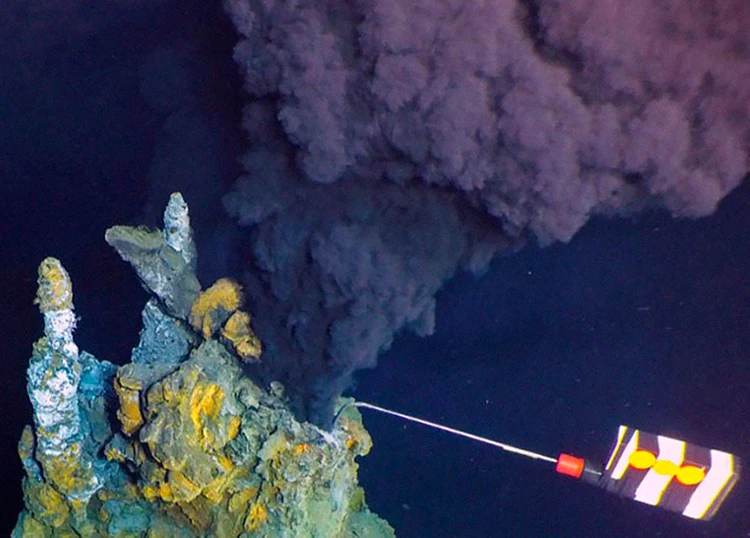 Oceanographers have discovered the largest and hottest geothermal field in the East Pacific with signs of a possible imminent eruption in the Pacific Ocean 2