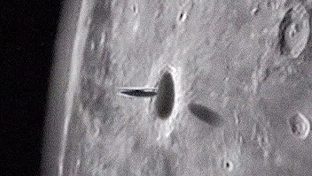 In 2018, an unknown object crashed on the moon. NASA tried to hide this fact, but ufologists saw a UFO landing 1