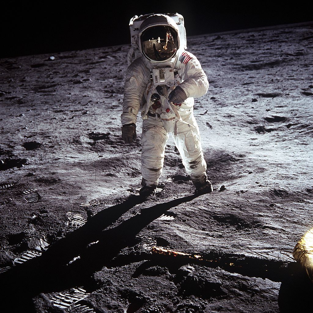 The Daily Express was surprised by the "disappearance" of Armstrong with a photo of the landing of Americans on the moon