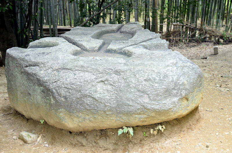 Images have been found on some megaliths. 
