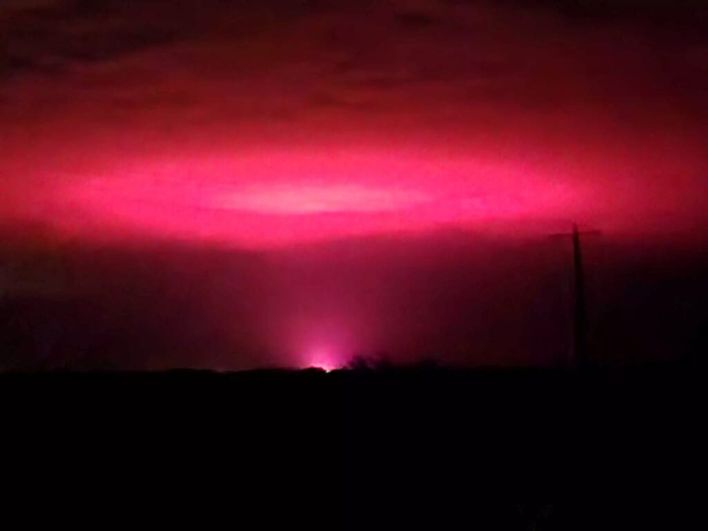 Aliens and cannabis: The eerie pink light in the sky of a small town in Australia 1