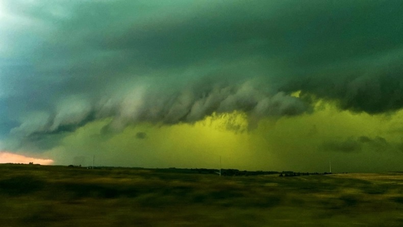 Spooky rare "phenomenon" in South Dakota: skies turned green due to severe windstorm 1