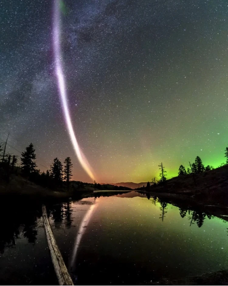 Mysteriöse leuchtende Streifen, die über der Erde fotografiert wurden. Wissenschaftler streiten immer noch über die Art ihres Ursprungs 2