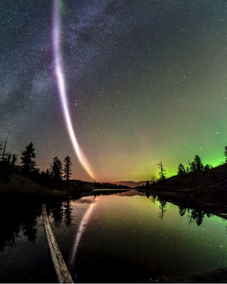 Mysteriöse leuchtende Streifen, die über der Erde fotografiert wurden. Wissenschaftler streiten immer noch über die Art ihres Ursprungs 2 Mysteriöse leuchtende Streifen, die über der Erde fotografiert wurden. Wissenschaftler streiten immer noch über die Art ihres Ursprungs 2