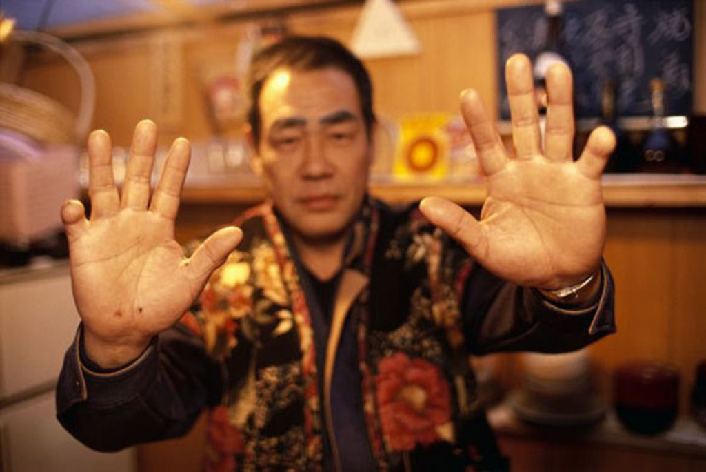 Yakuza, der sich als Zeichen der Hingabe den kleinen Finger abschneidet