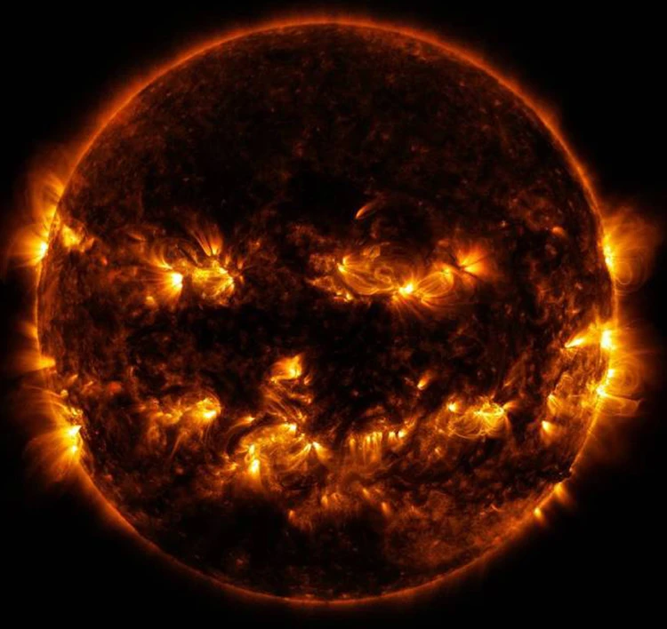 The sun smiled ominously οn the eve of Halloween following a series of past luminary emojis 3