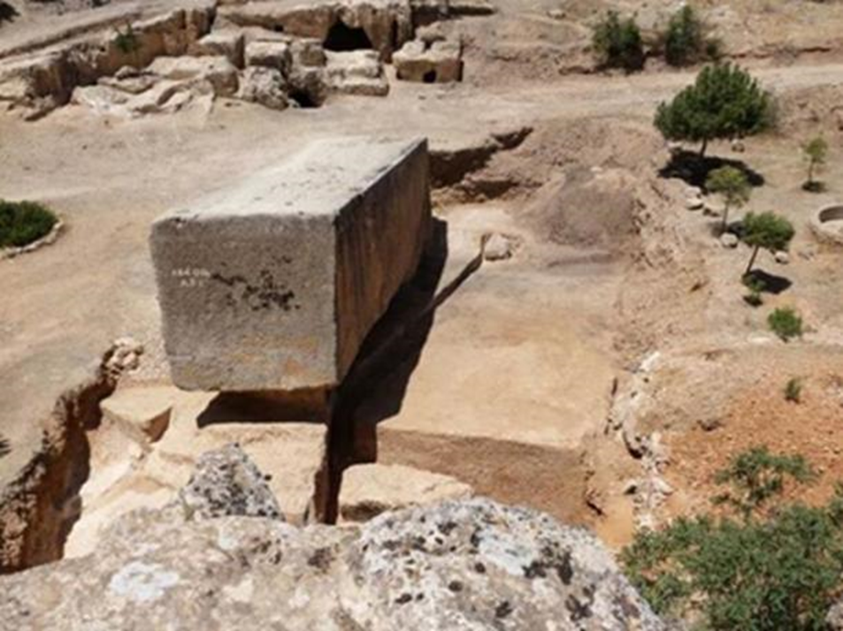 Der größte megalithische Block der Welt, gefunden 2014 in Baalbek (Foto aus einem Artikel von J. Robinson[1]) Um die Größe dieses Blocks abzuschätzen, achten Sie auf die Größe der Bäume rechts von neg.