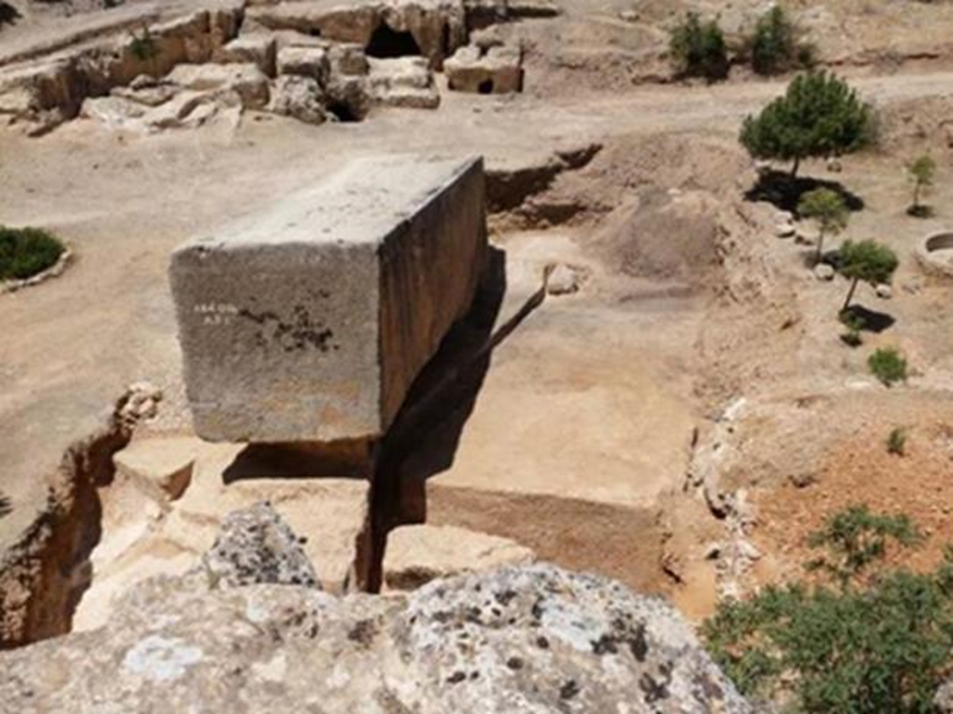 O maior bloco megalítico do mundo, encontrado em Baalbek em 2014 (foto de um artigo de J. Robinson[1]) Para estimar o tamanho deste bloco, preste atenção ao tamanho das árvores à direita de neg.