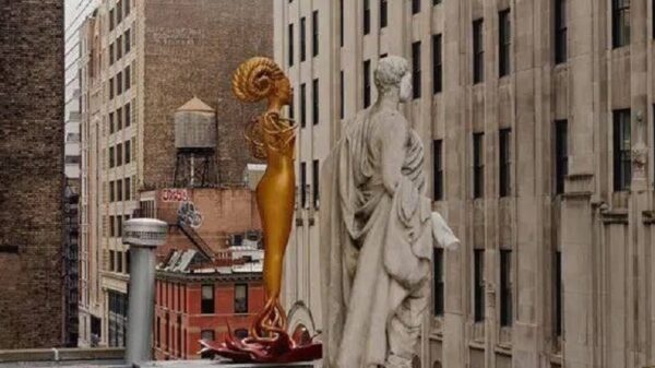 The New Religion: A strange sculpture was installed on the courthouse in New York, next to the figures of the founding fathers of world law 4