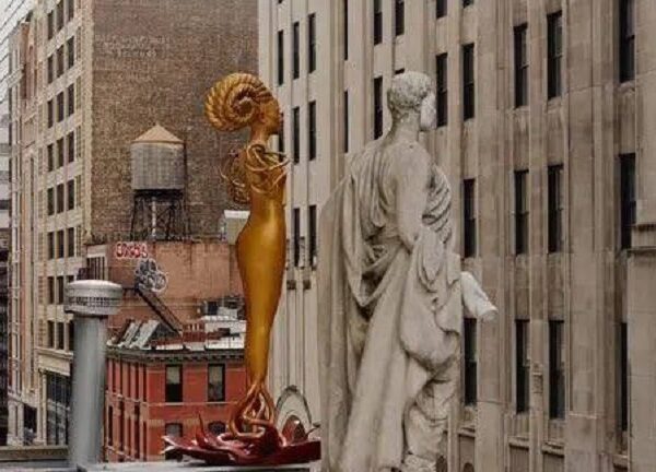 The New Religion: A strange sculpture was installed on the courthouse in New York, next to the figures of the founding fathers of world law 3